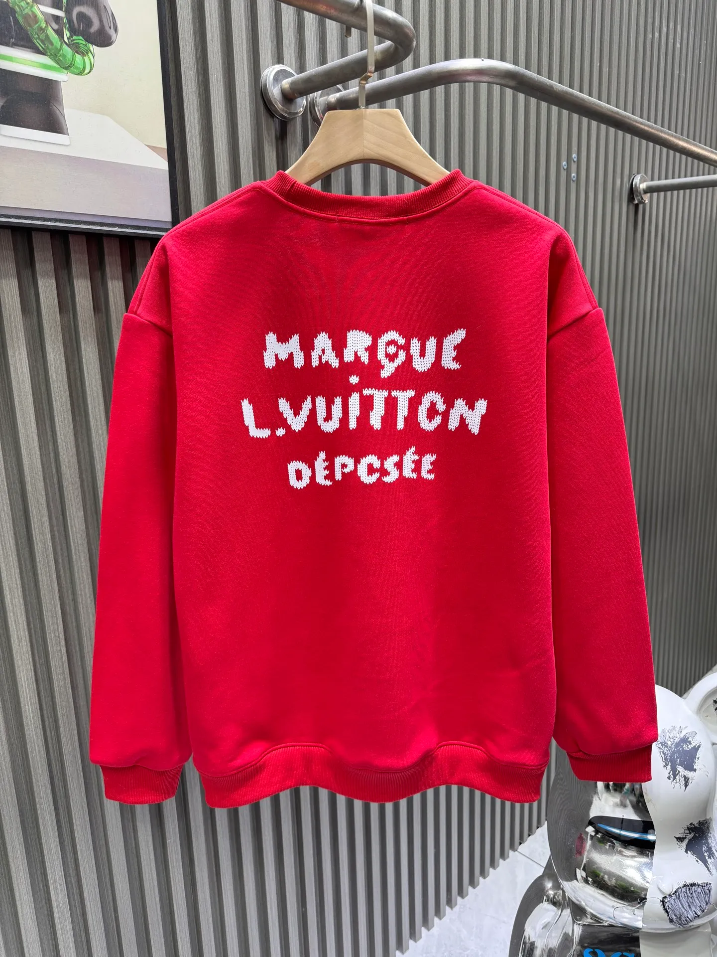🅿️250 🀄️ Louis Vuitton Louis Vuitton 2025 Autumn and Winter 🆕Vu*tt*n Marque L printed identification pullover sweatshirt 400g pure cotton ➕ silver fox velvet Made of soft cotton fabric, comfortable and breathable "MARQUE L.VUITTON DEPOSEE" printing on the front, simple and elegant, full of brand sense, loose round neck design It's OK to wear alone or layered in spring and autumn. The gray color is versatile and very fashionable when paired or matched. It belongs to the V SS26 series. It is practical and has a sense of design. It is a must-have item for luxury casual wear. A new concept that breaks out of the cocoon. Streamlined fashion. Luxurious quality achieves the status of high fashion.